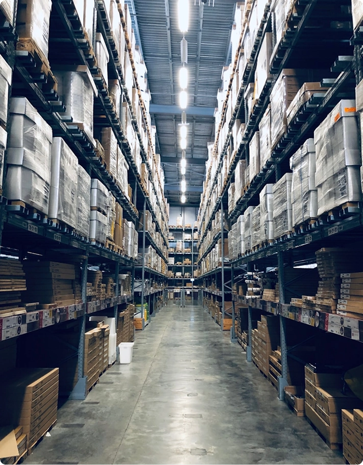 Equipo técnico colaborando en la integración de sistemas logísticos