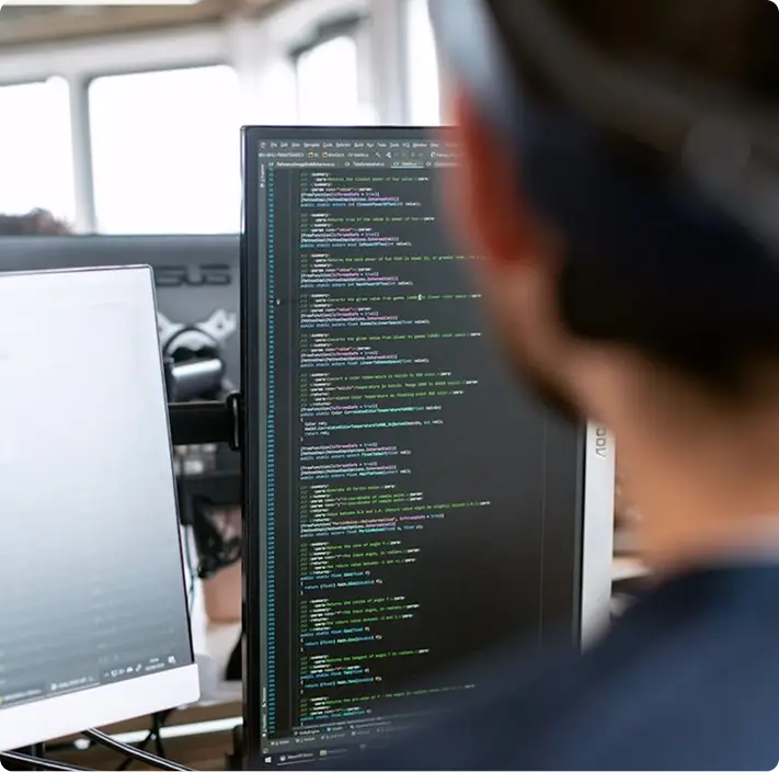 Pantallas de desarrollo de software para soluciones de AiQube Labs